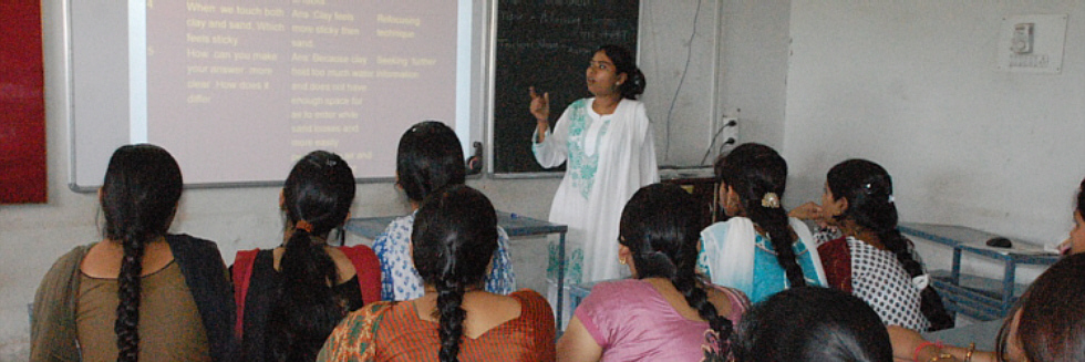 Teaching session in the college smart classroom